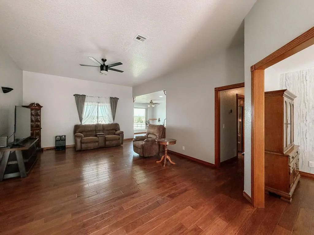 Photo 10 — 1024 N Marion Avenue, Hinton, OK 73047