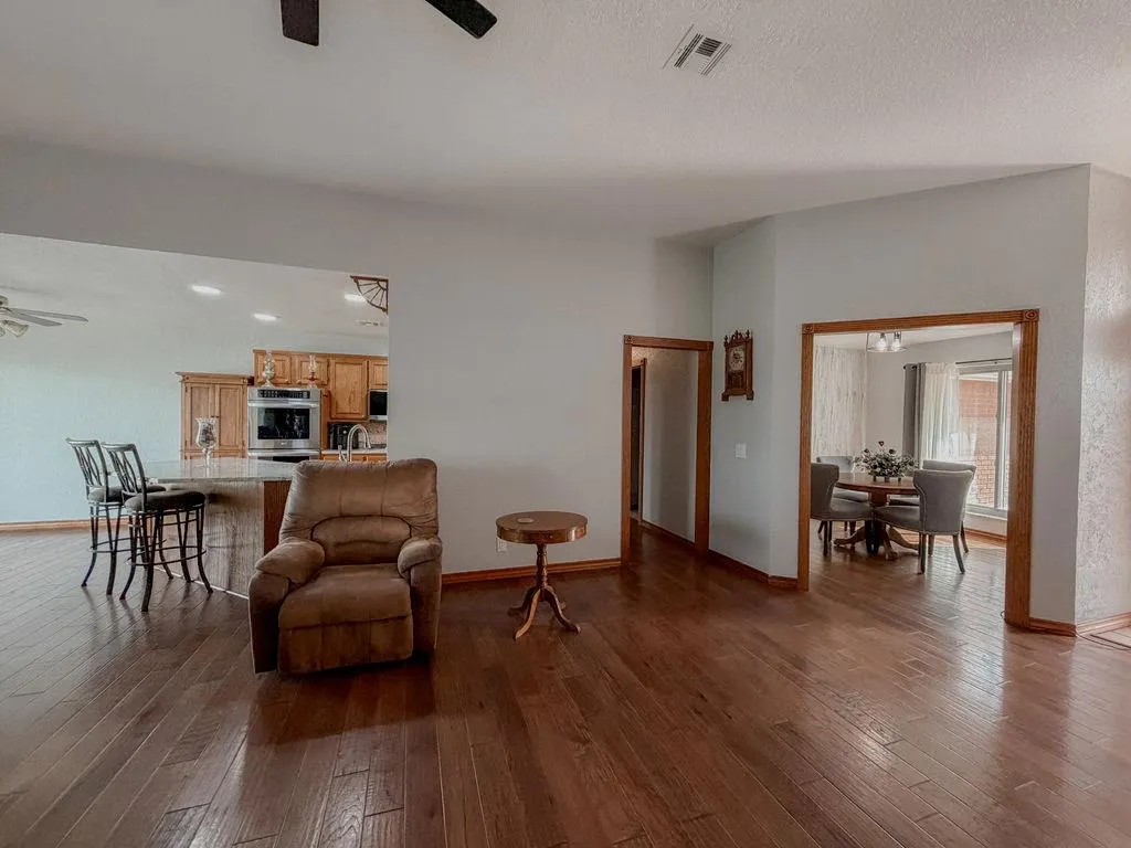 Photo 12 — 1024 N Marion Avenue, Hinton, OK 73047