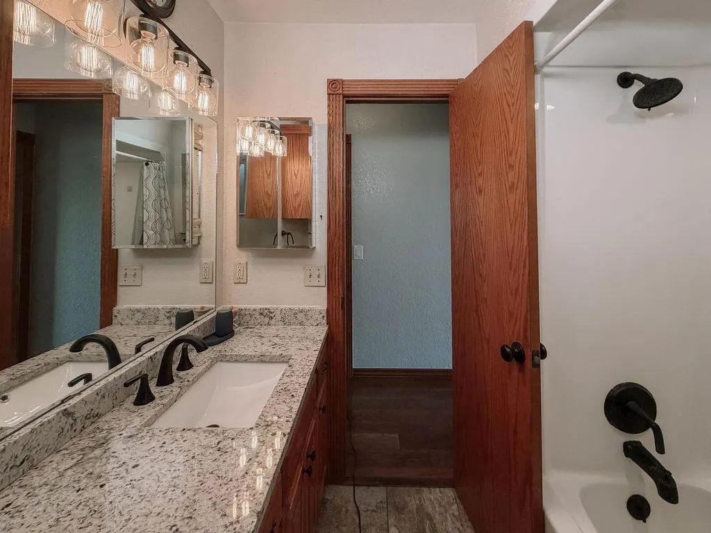 Photo 29 — 1024 N Marion Avenue, Hinton, OK 73047