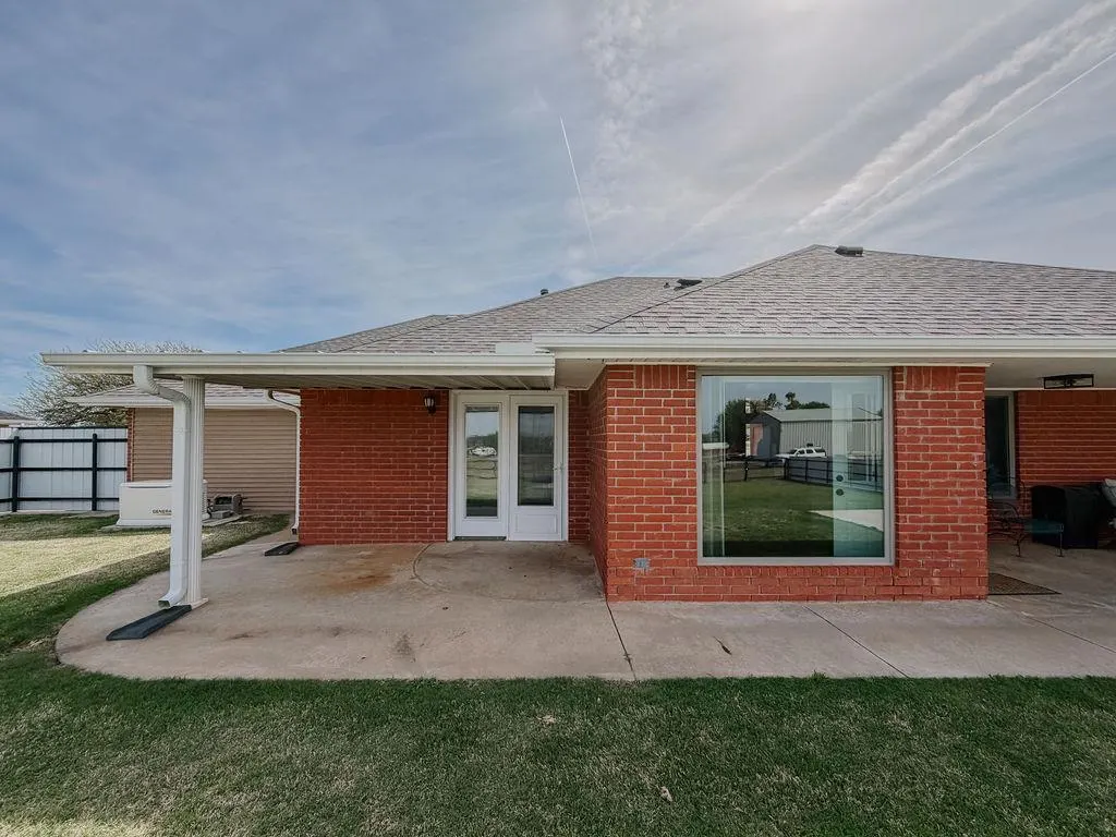 Photo 34 — 1024 N Marion Avenue, Hinton, OK 73047