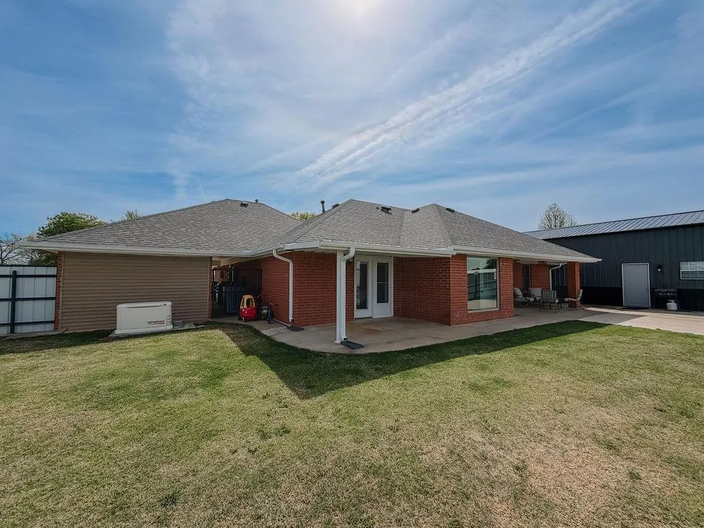 Photo 39 — 1024 N Marion Avenue, Hinton, OK 73047