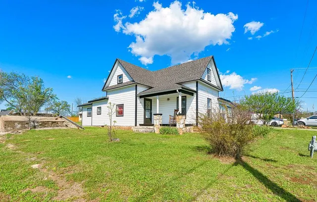 Photo 3 — 128 W Tahlequah Avenue, Sulphur, OK 73086
