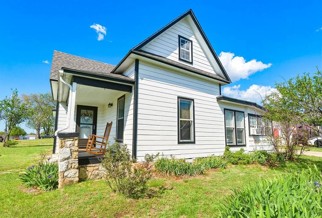 Photo 5 — 128 W Tahlequah Avenue, Sulphur, OK 73086