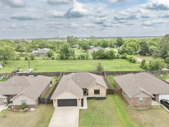 Photo 3 — 2225 Bent Tree Road, Shawnee, OK 74804