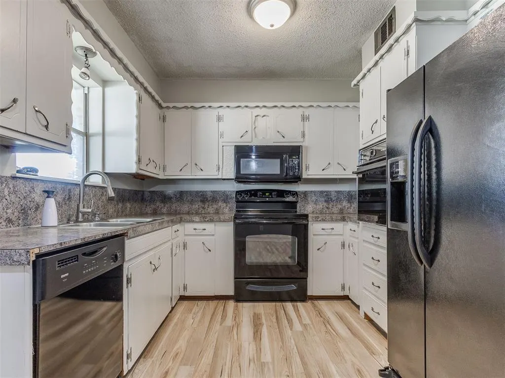 Photo 8 — 118 Brookside Drive, Moore, OK 73160