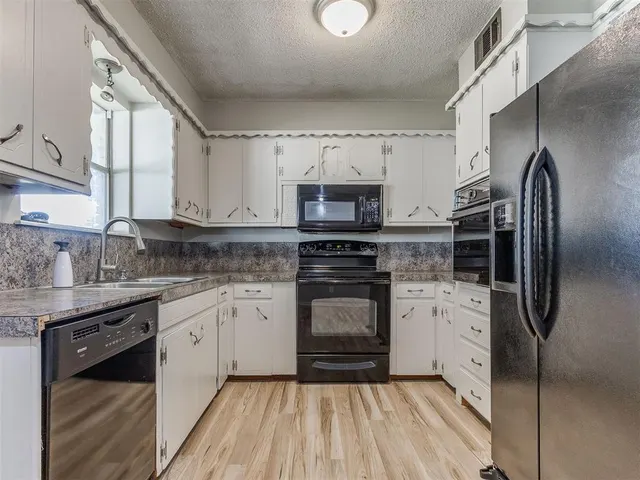Photo 8 — 118 Brookside Drive, Moore, OK 73160