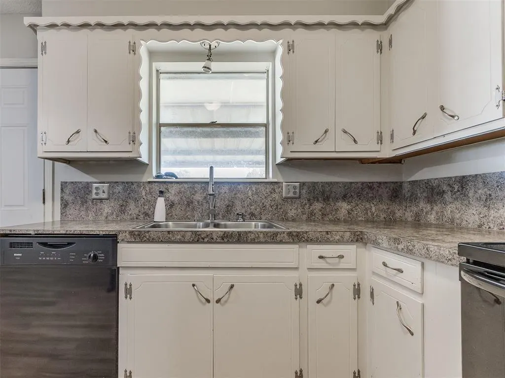 Photo 9 — 118 Brookside Drive, Moore, OK 73160