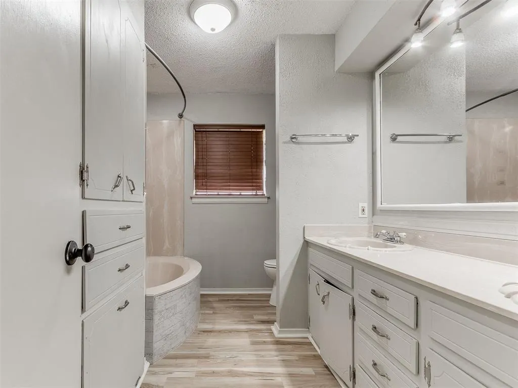 Photo 10 — 118 Brookside Drive, Moore, OK 73160