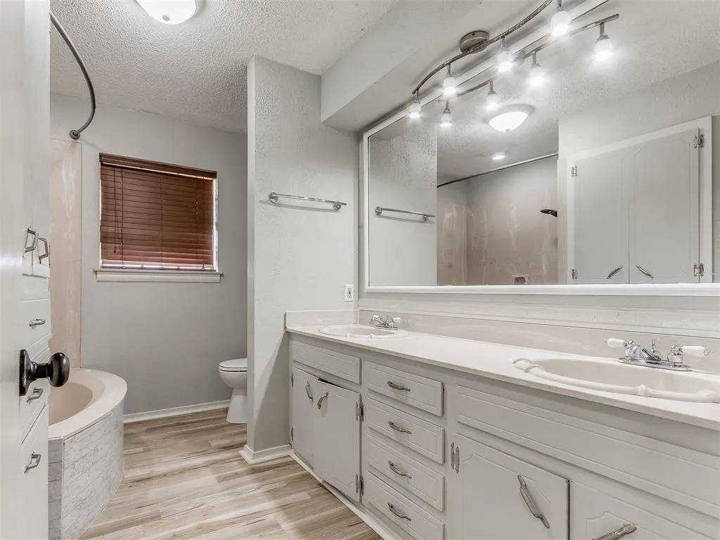 Photo 11 — 118 Brookside Drive, Moore, OK 73160