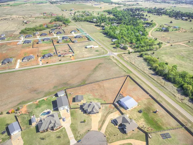 Photo 2 — 25068 Emerald Way, Cashion, OK 73016