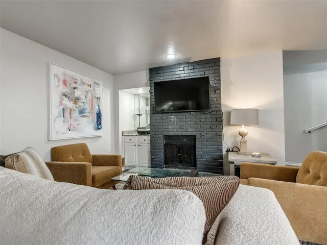 Photo 2 — 11406 Benttree Circle, Oklahoma City, OK 73120