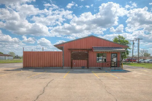 Photo 2 — 106 NW 4th Street, Lindsay, OK 73052