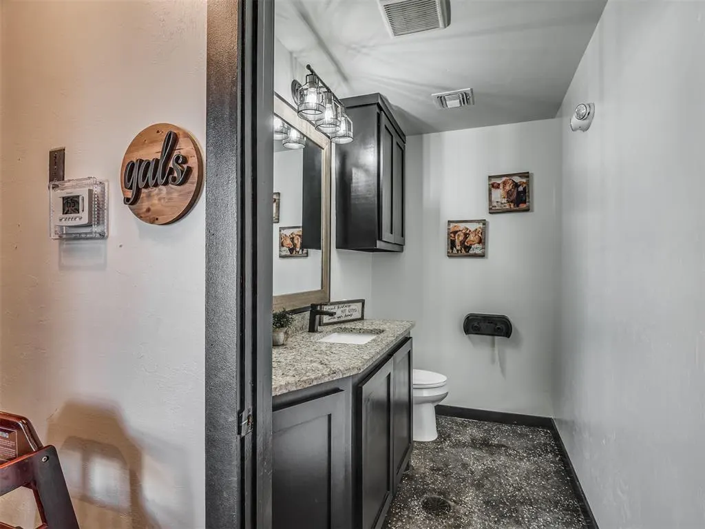 Photo 9 — 106 NW 4th Street, Lindsay, OK 73052