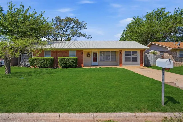 Photo 3 — 1511 D Street, Snyder, OK 73566