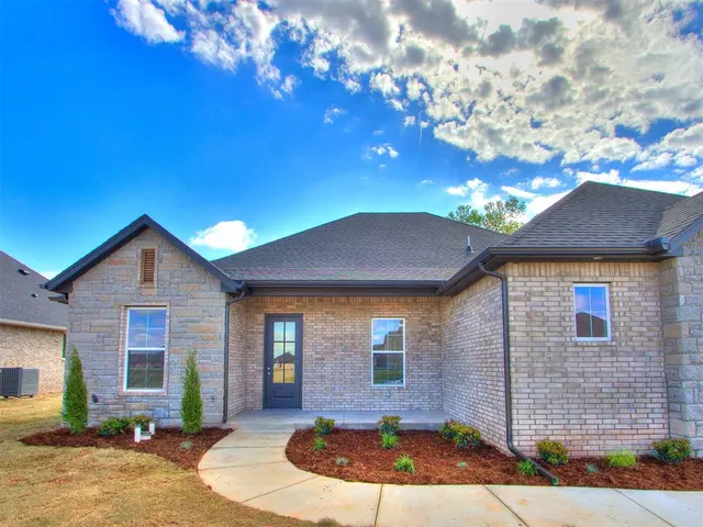 Photo 2 — 516 S Freedom Drive, Mustang, OK 73064
