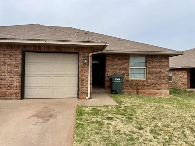 Front exterior — 5 Lombardy Place, Clinton, OK 73601