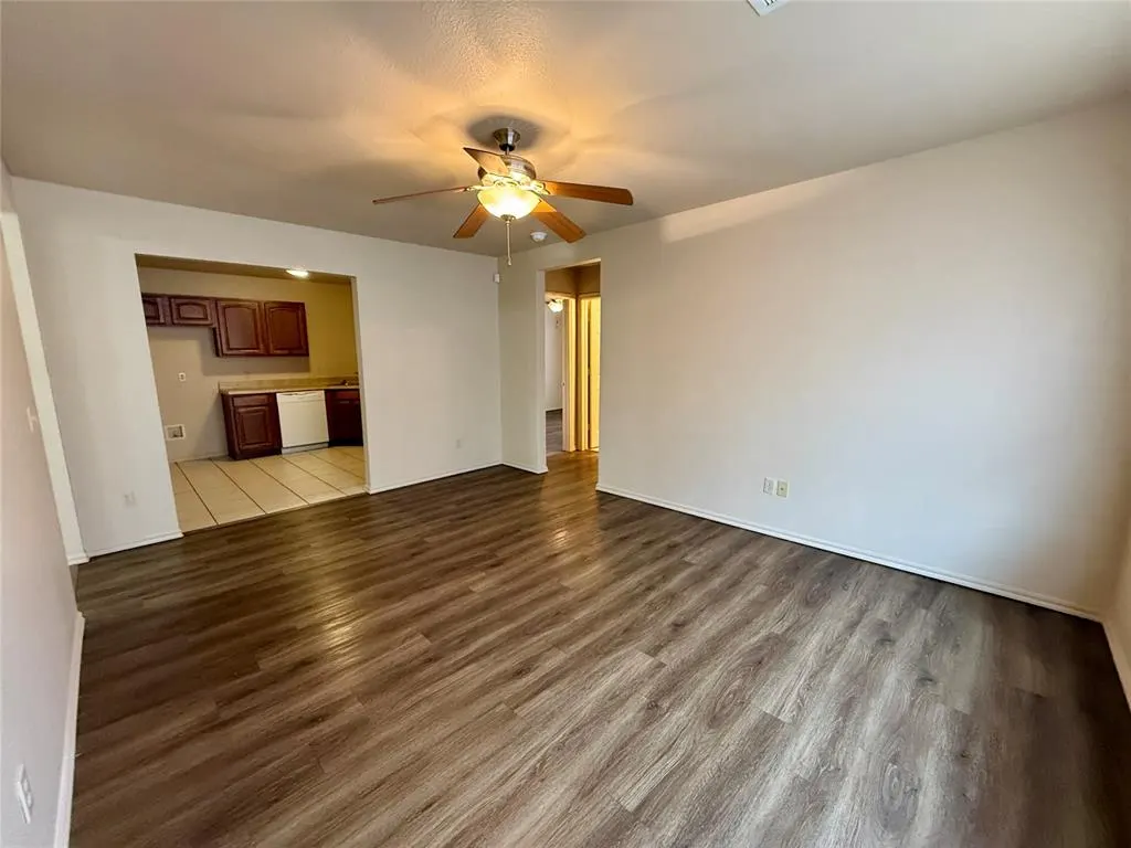Photo 2 — 5 Lombardy Place, Clinton, OK 73601