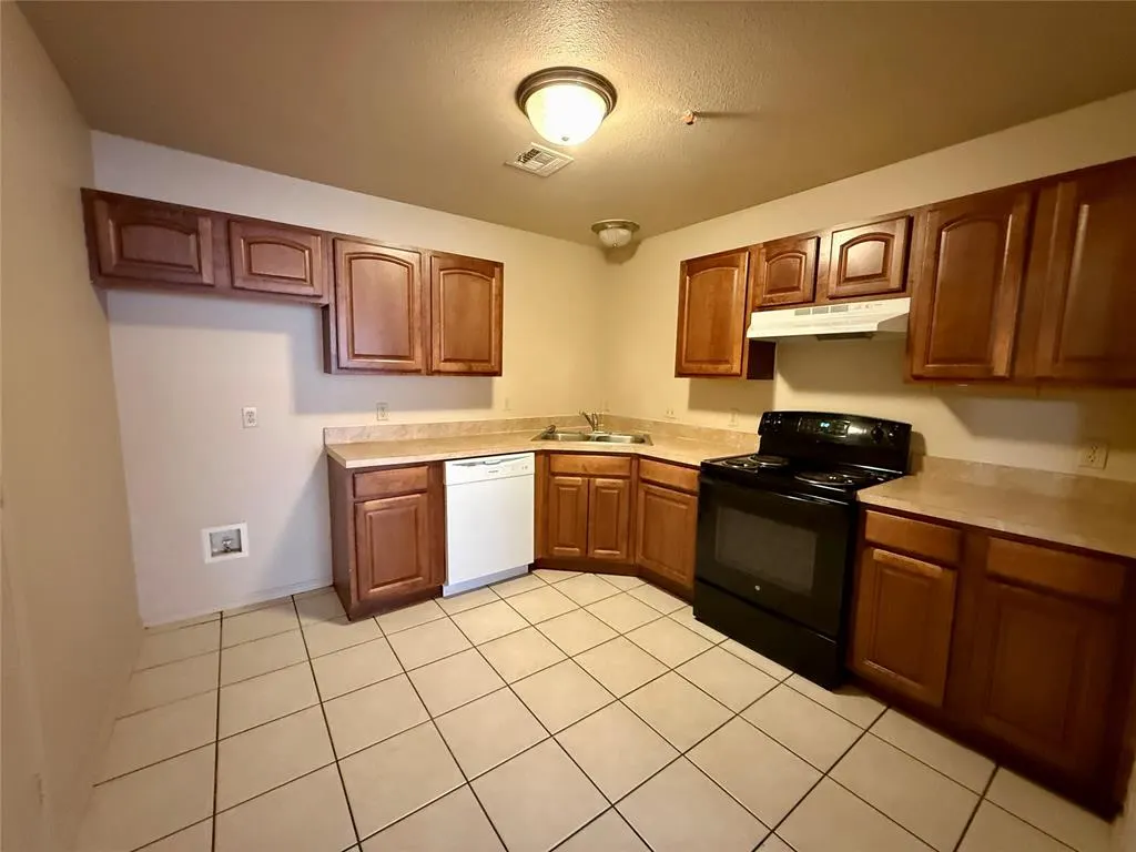 Photo 4 — 5 Lombardy Place, Clinton, OK 73601