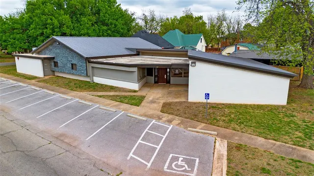 Photo 2 — 307 S 7th Street, Chickasha, OK 73018