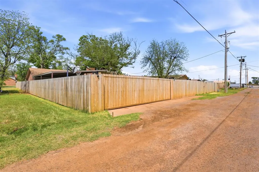 Photo 49 — 503 E Lincoln Street, Hollis, OK 73550