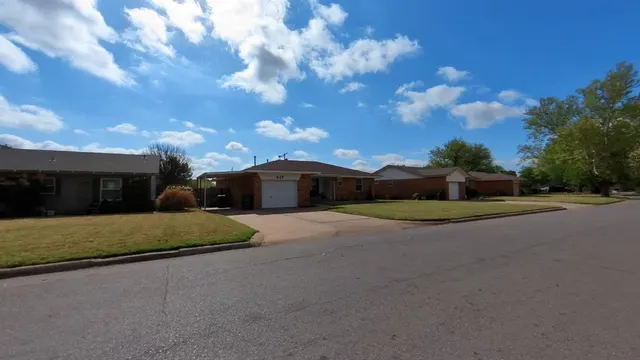Photo 2 — 417 S 24th Street, Clinton, OK 73601