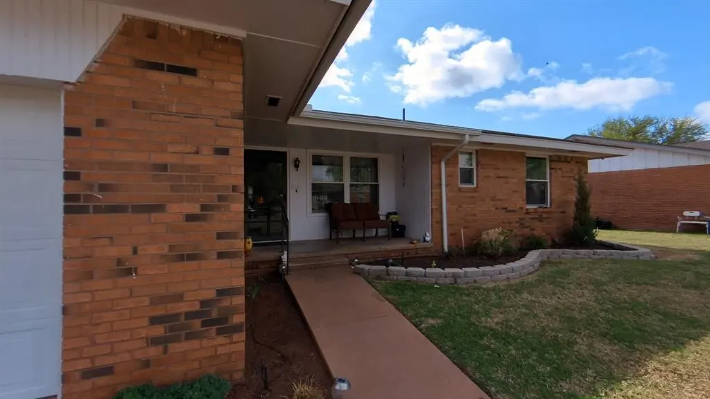 Photo 3 — 417 S 24th Street, Clinton, OK 73601