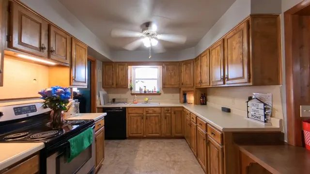 Photo 4 — 417 S 24th Street, Clinton, OK 73601