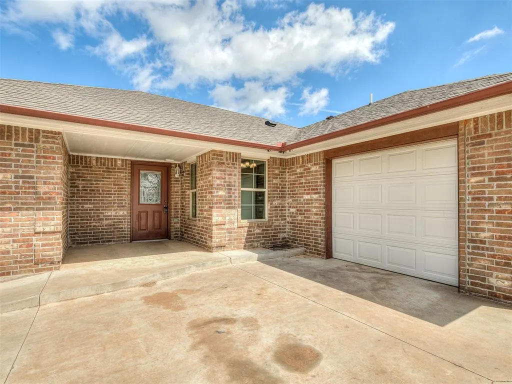 Photo 2 — 663 SW 12th Street, Blanchard, OK 73010