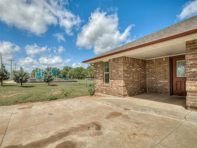 Photo 3 — 663 SW 12th Street, Blanchard, OK 73010