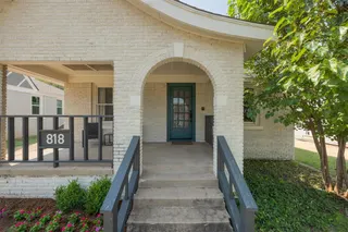 Sold home at 818 NW Eubanks
