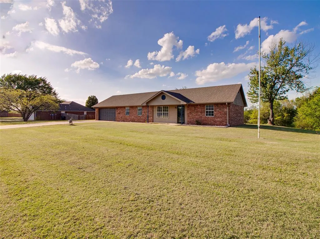 Photo 2 — 215 W 12th Street, Stroud, OK 74079