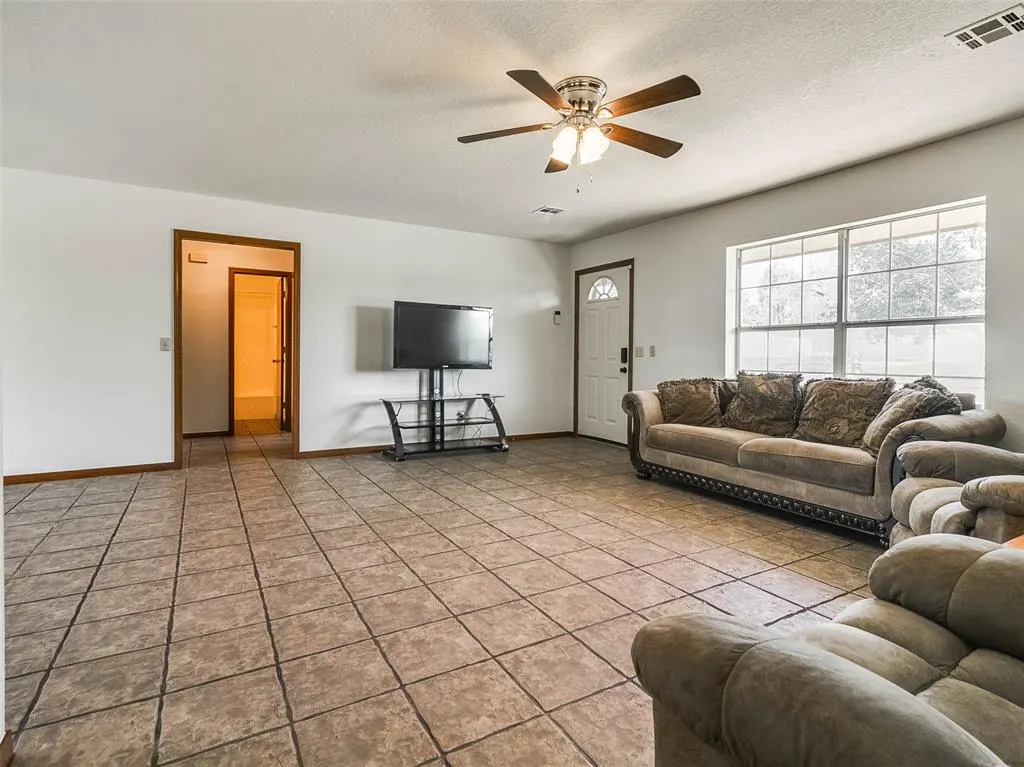 Photo 6 — 215 W 12th Street, Stroud, OK 74079