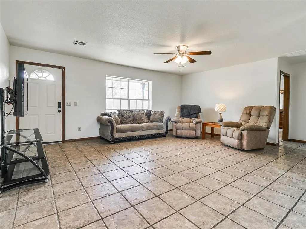 Photo 7 — 215 W 12th Street, Stroud, OK 74079