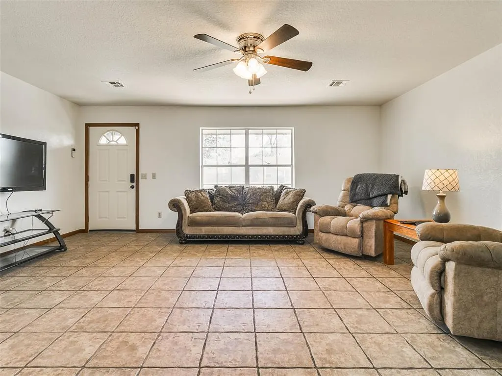 Photo 9 — 215 W 12th Street, Stroud, OK 74079