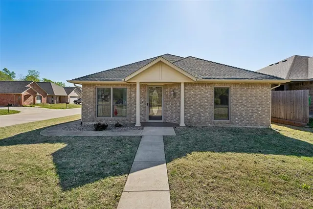 Photo 3 — 4300 Stonehaven Drive, Del City, OK 73115