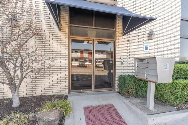 Photo 3 — 1301 S Broadway 100, Edmond, OK 73034