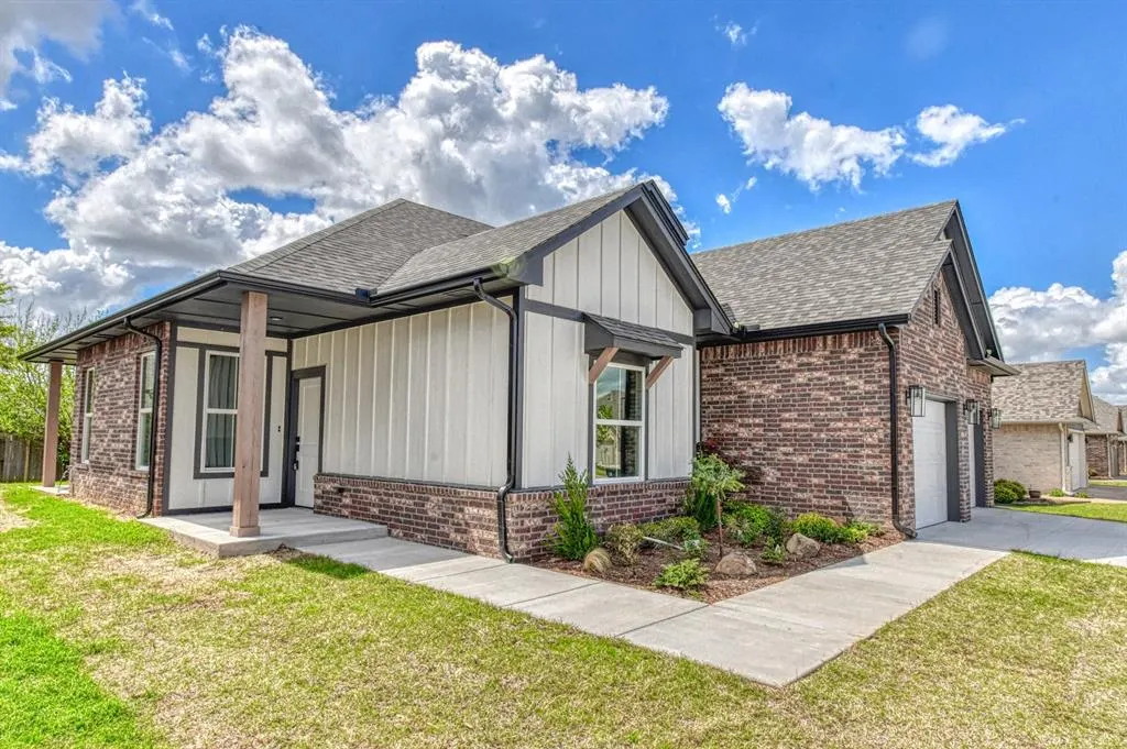 Photo 2 — 2332 Bretford Way, Norman, OK 73071