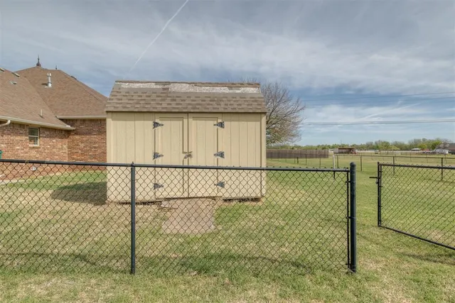 Photo 6 — 10608 Oaksplinter Lane, Oklahoma City, OK 73173