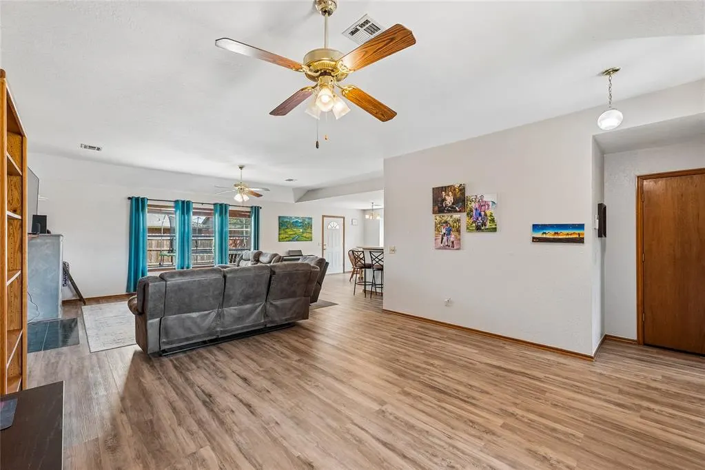 Photo 5 — 1317 Oswego Drive, Yukon, OK 73099