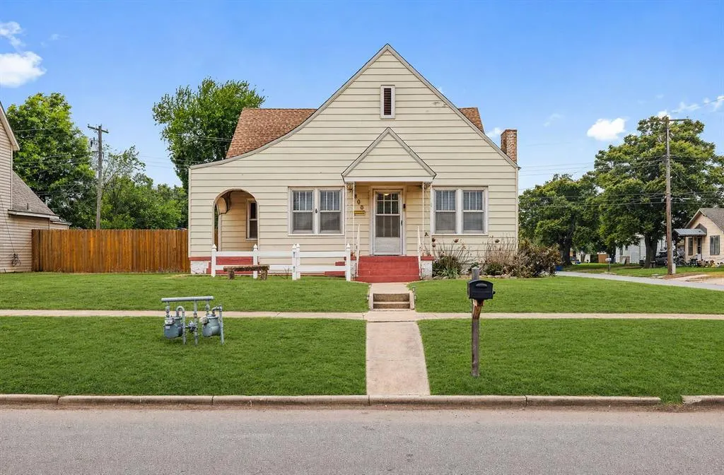 Front exterior — 800 S Bickford Avenue, El Reno, OK 73036