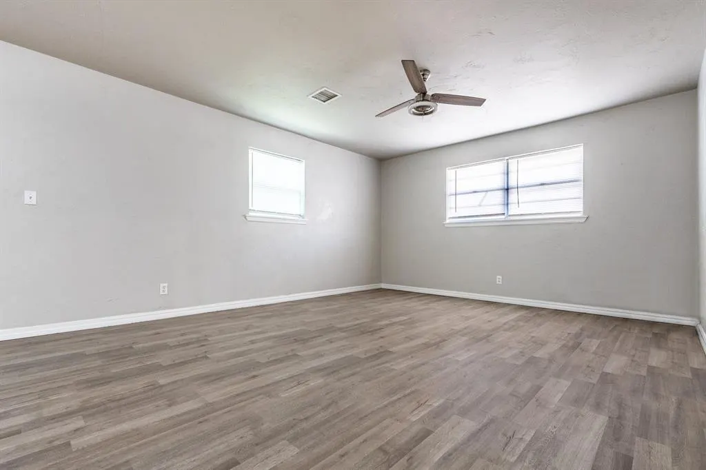 Photo 5 — 617 Queensboro Place, Yukon, OK 73099