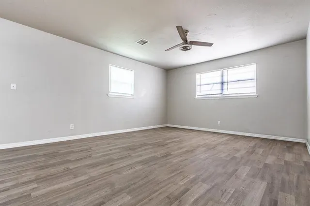 Photo 5 — 617 Queensboro Place, Yukon, OK 73099