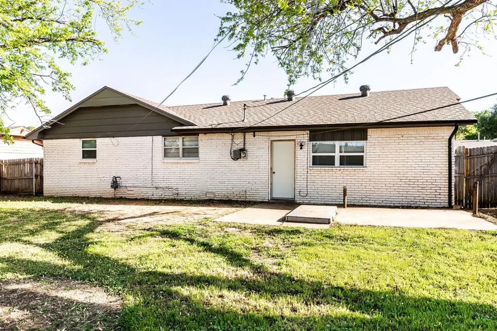 Photo 14 — 617 Queensboro Place, Yukon, OK 73099
