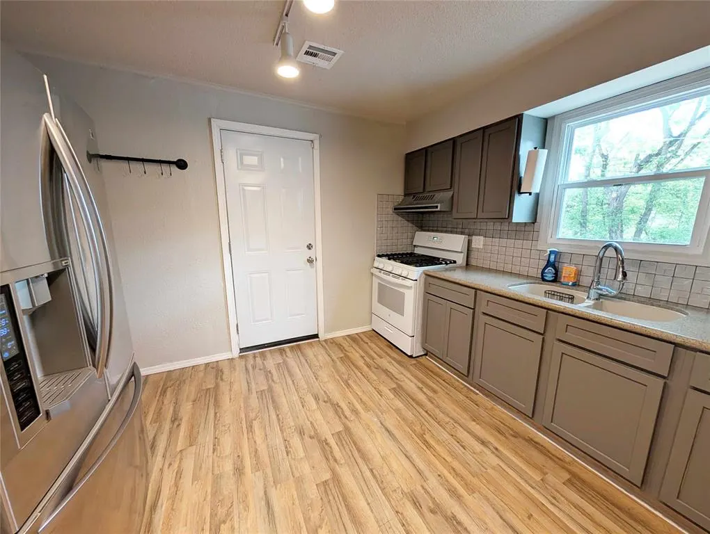 Photo 6 — 217 E Douglas Drive, Midwest City, OK 73110