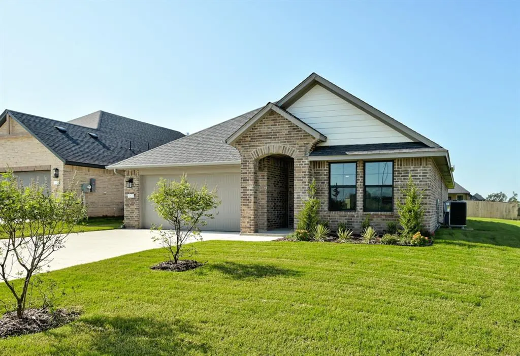Front exterior — 4800 Sand Lily Lane, Edmond, OK 73034