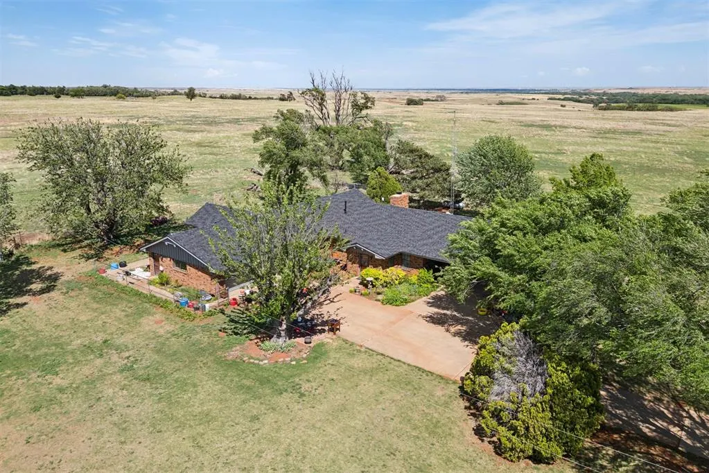 Photo 5 — 21749 E 1150 Road, Foss, OK 73647