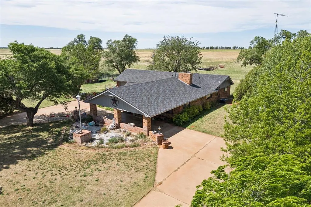 Photo 6 — 21749 E 1150 Road, Foss, OK 73647