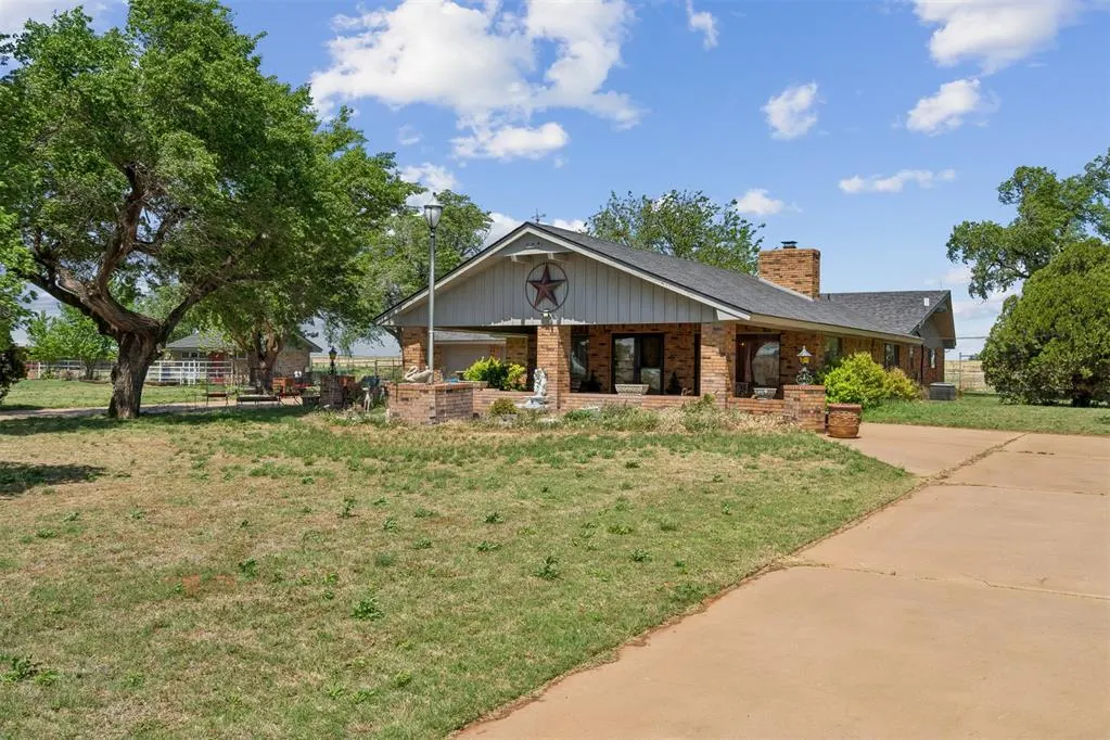 Photo 2 — 21749 E 1150 Road, Foss, OK 73647