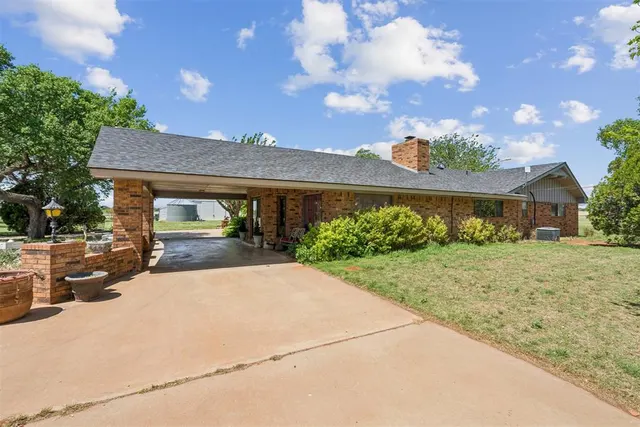 Photo 3 — 21749 E 1150 Road, Foss, OK 73647