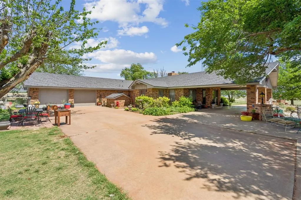 Photo 8 — 21749 E 1150 Road, Foss, OK 73647